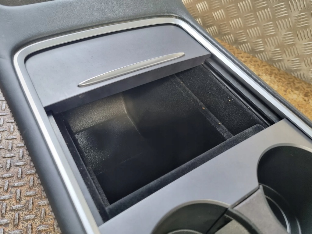 фото №8, Tesla model y 2023 панелі керування, перемикачі