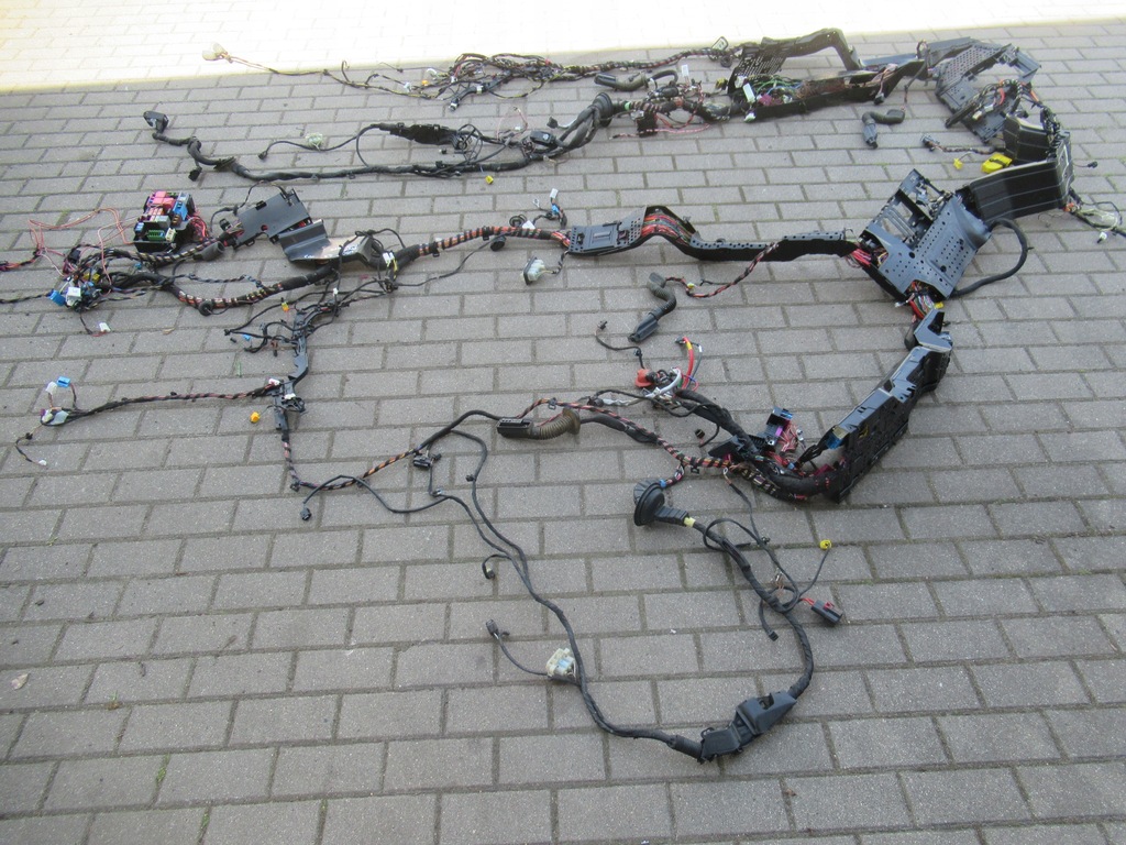 фото №1, Mercedes w205 amg 4.3 електропроводка салону