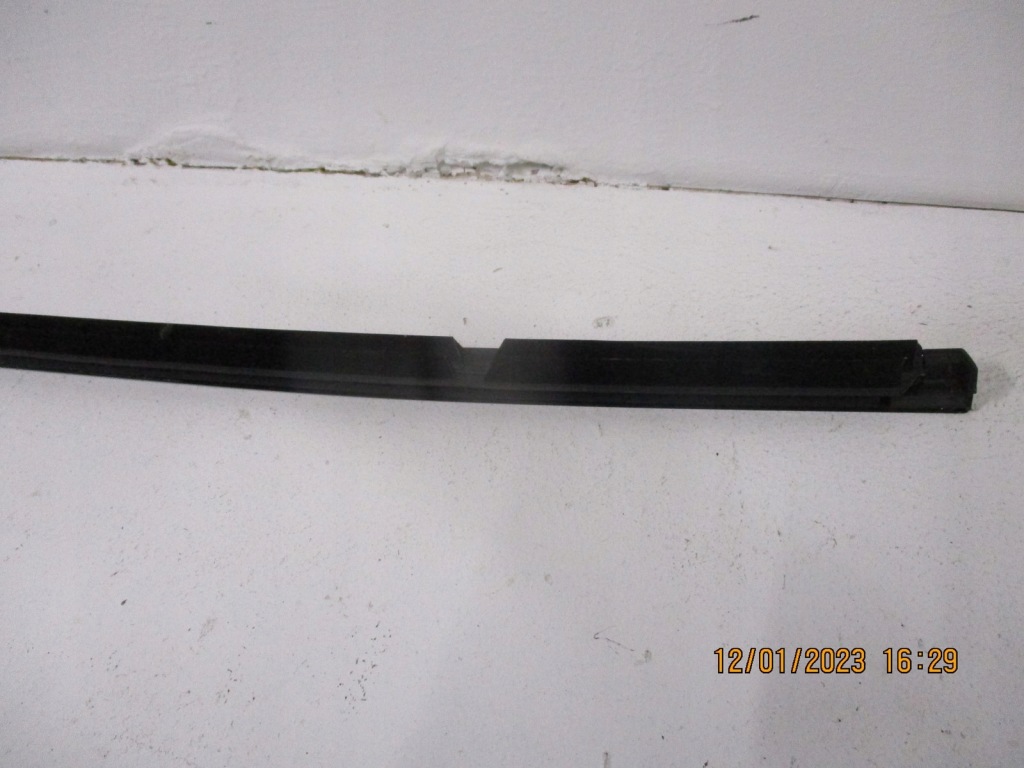 Молдинг уплотнитель mercedes 247 a2477357200 в Украине