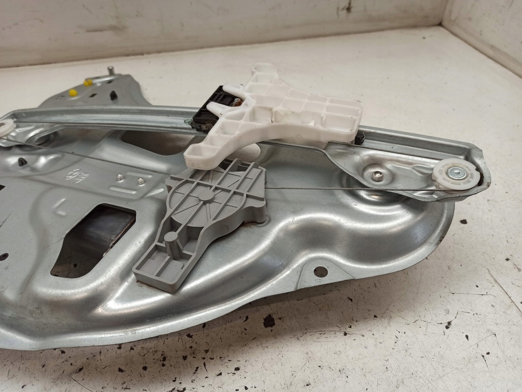 фото №13, Hyundai ix35 подъемник задняя правый 814202y010