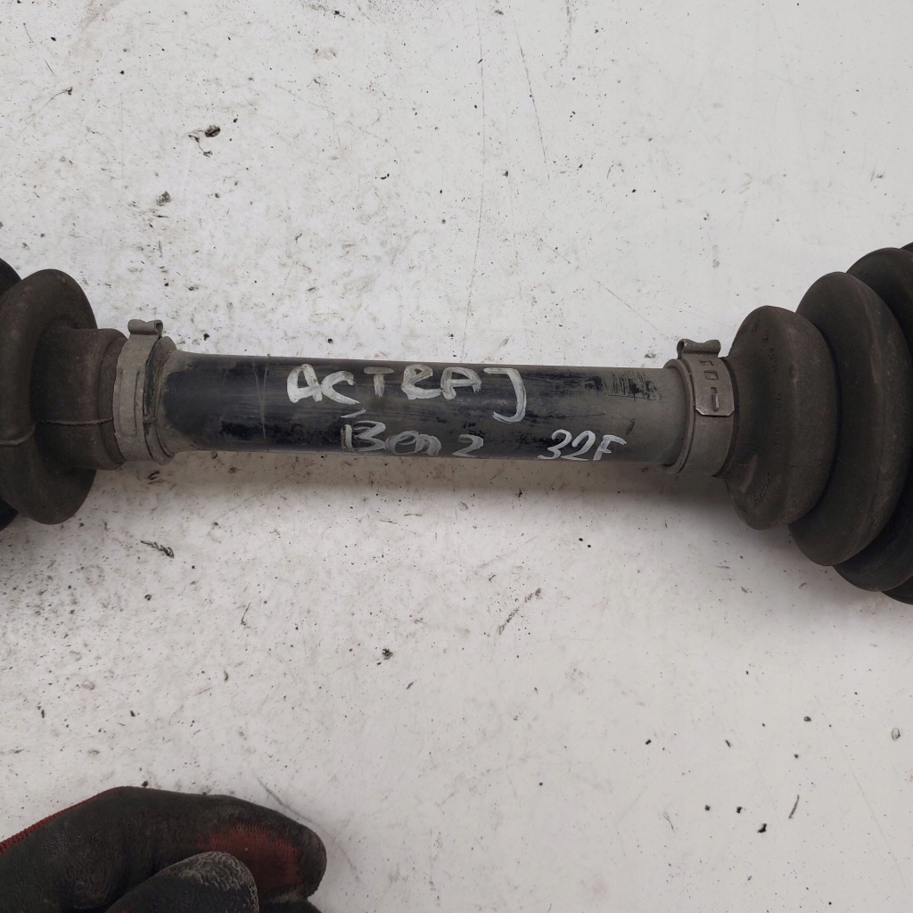 Привідний вал лівий перед 1.4 t 13335145 opel astra iv 2009- j Ціна