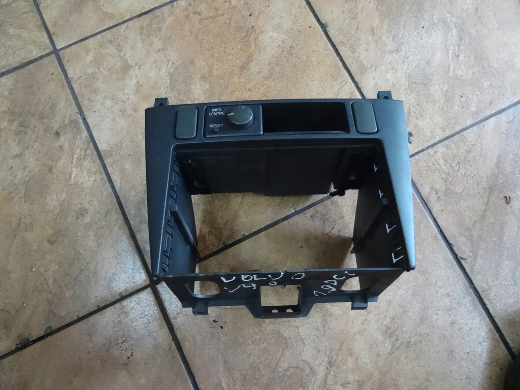 фото №1, Volvo v40 1.9dci 03' рамка средняя радио 30613739