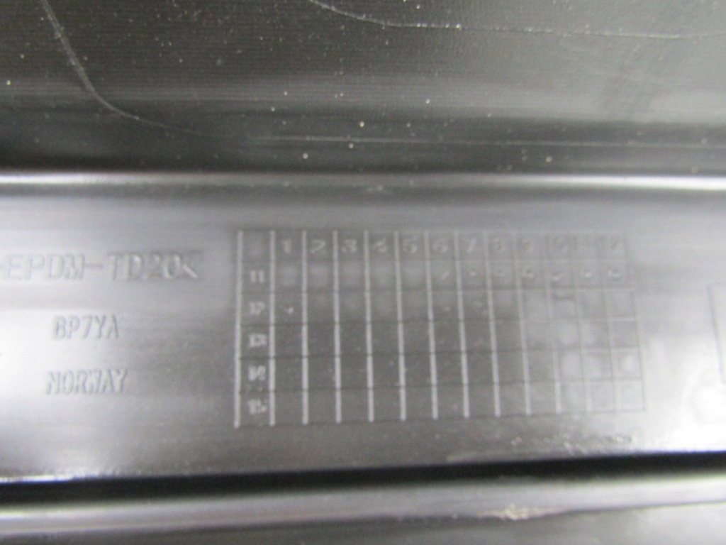 Спойлер накладка диффузор бампер задняя volvo v40 12- Недорого