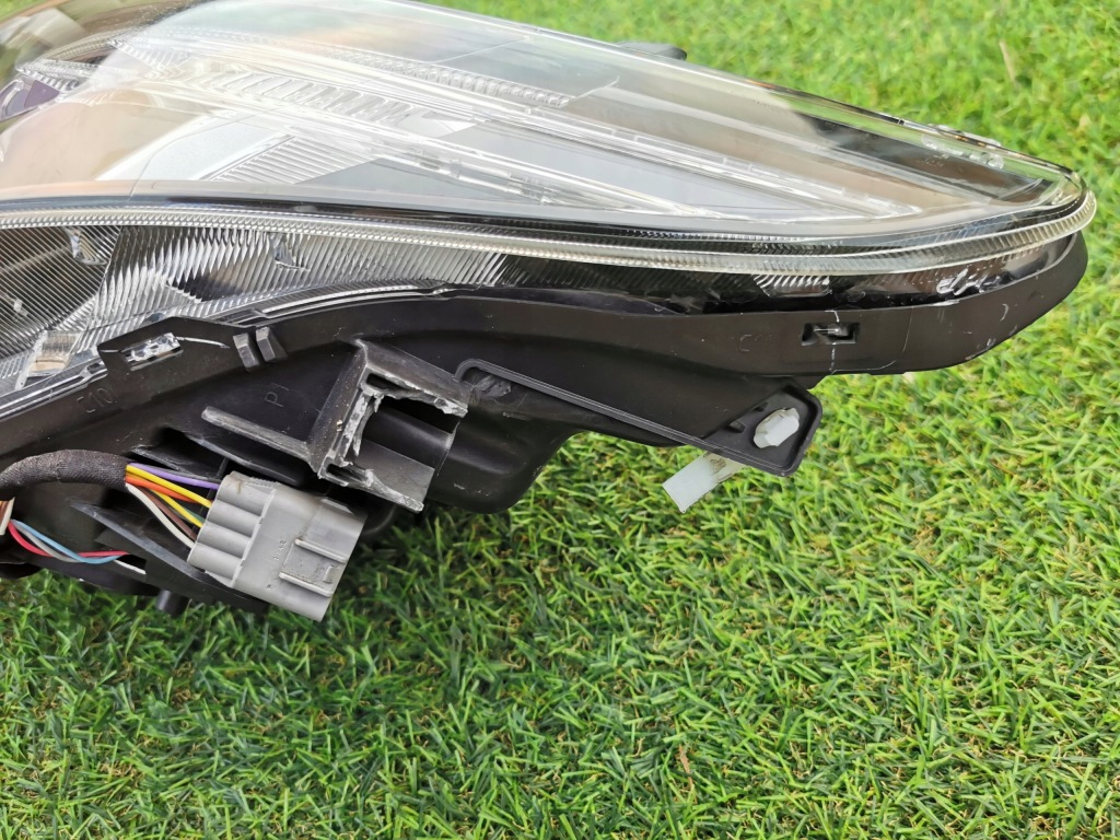 Toyota auris 2 рестайлінг  led фара ліва перед Доставка