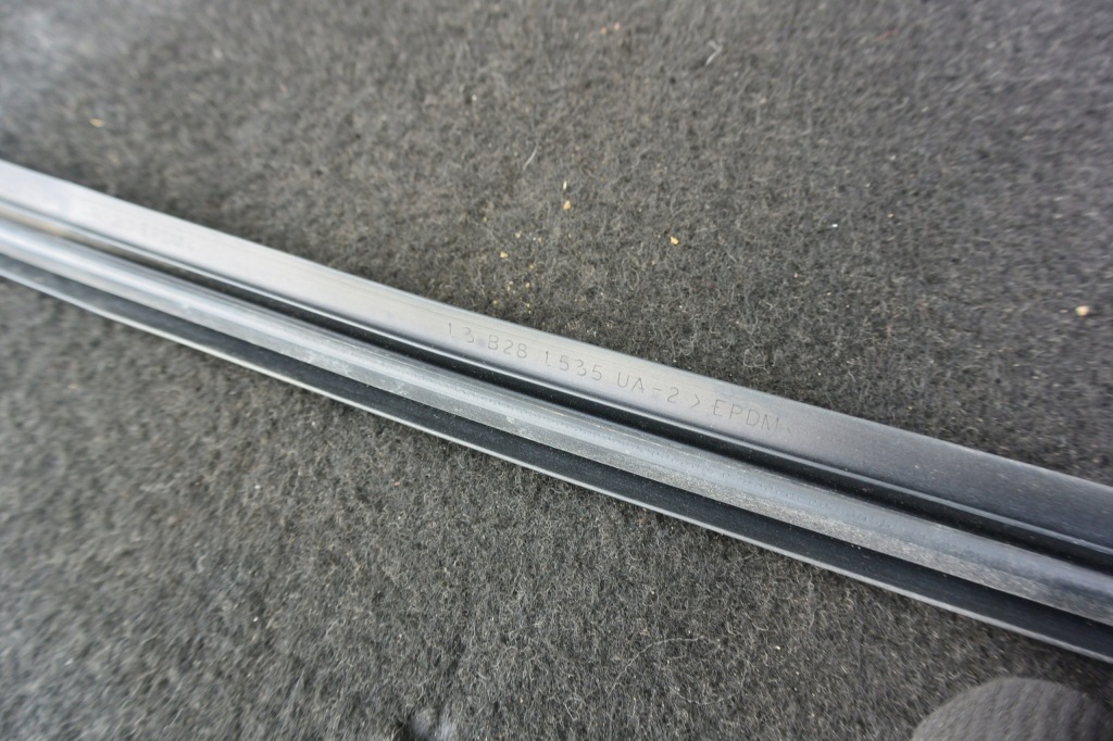 Прокладка порог правый  левая tesla model s 12-16 Оригинал