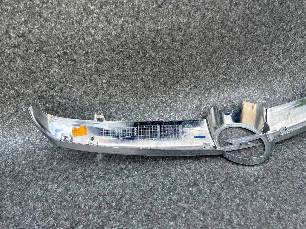 Емблема хром решітка opel astra j iv рестайлінг  2012-2015 13368852 Зі Шроту
