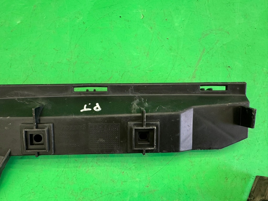 фото №8, Направляющая кронштейн бампера правый задний задняя 30676206 30655999 volvo s40 ii 04-