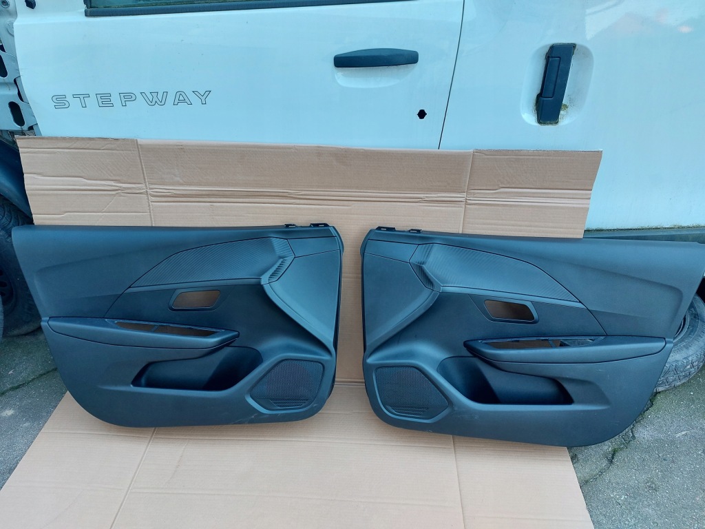 фото №1, Оббивка двері обшивка peugeot 208 ii 19- перед