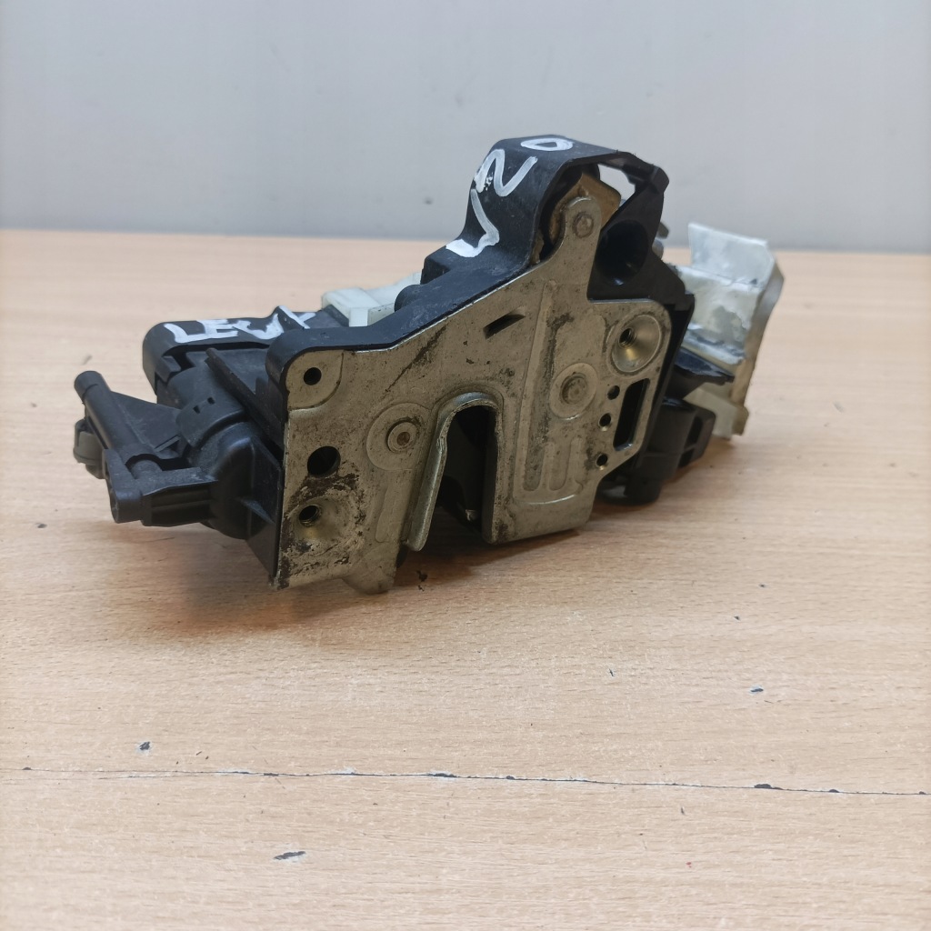 фото №1, Mercedes-benz оригинальный номер 2087200135 замок дверь l