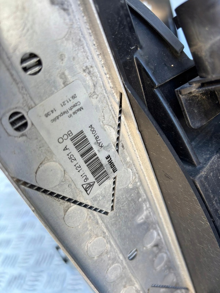 фото №6, Porsche taycan 4s радиатор левая вентилятор впуск 9j1121251a 9j1121333