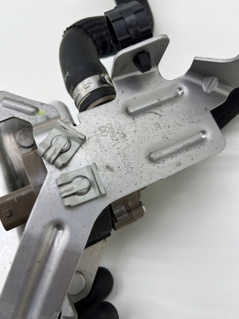 Jeep compass 2 дополнительная насос воды пабтрубок  радиатора 52116107 521365860 с Разборки