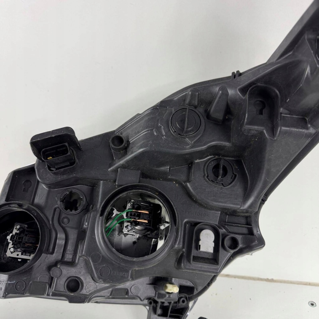 Peugeot 208 i лампа фара правая перед передняя оригинальный номер 89905648 в Украине