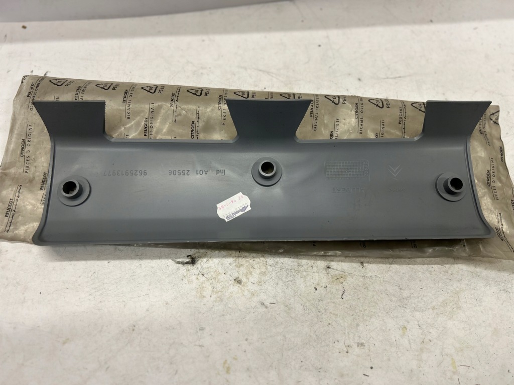 Купить Накладка дверь peugeot оригинальный номер 8328x7