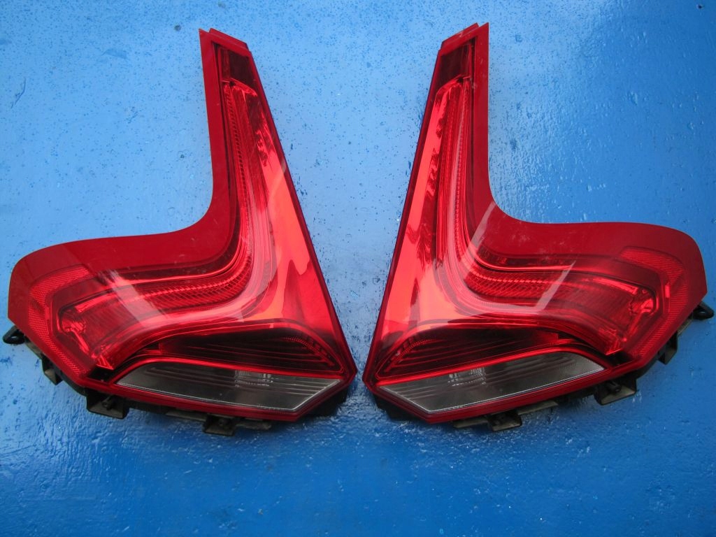 фото №1, Volvo v40 cc - лампа задня права задня