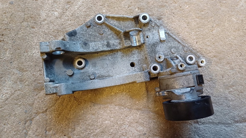 фото №1, Citroen c5 iii 2.0 hdi кронштейн генератора 9682367380