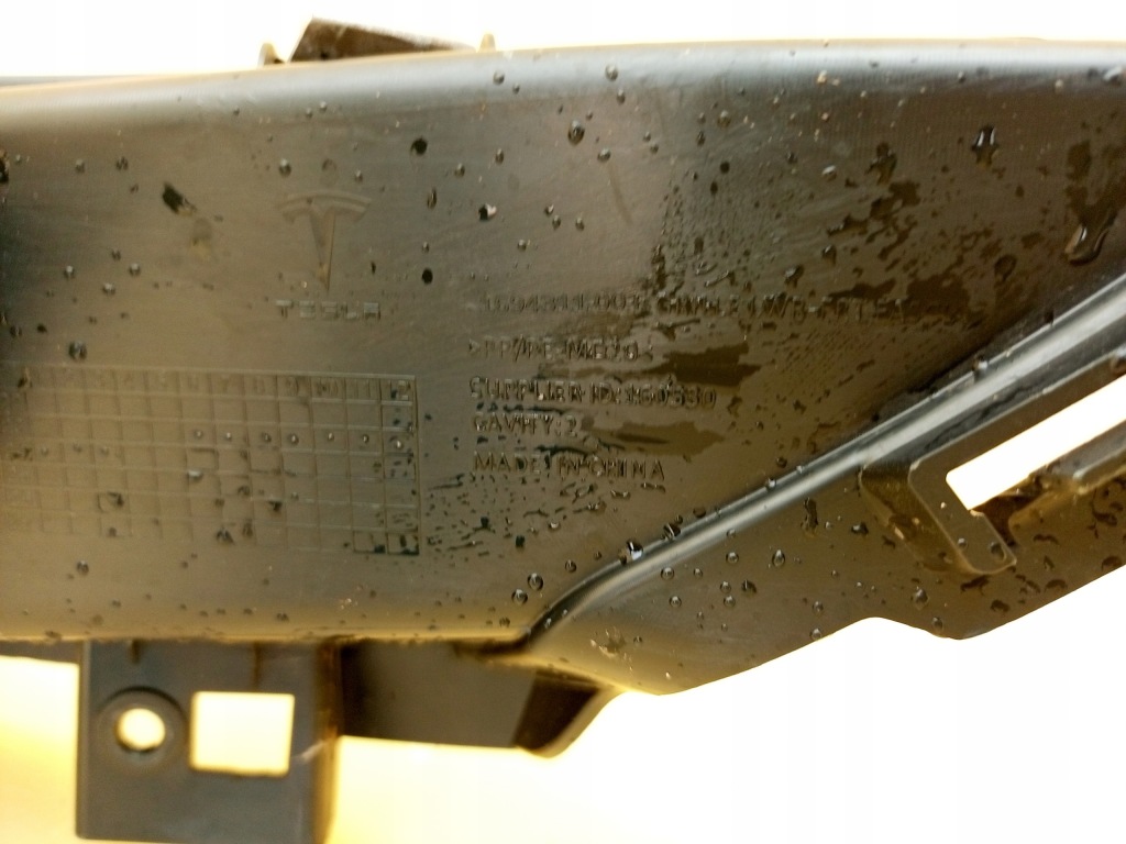 Tesla model 3 рестайлинг  highland 23- решётка средняя бампера перед 1694311-00-f с Разборки