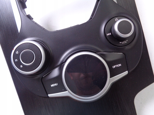 фото №3, Панель радио навигации туннель alfa romeo giulia 2016 rok