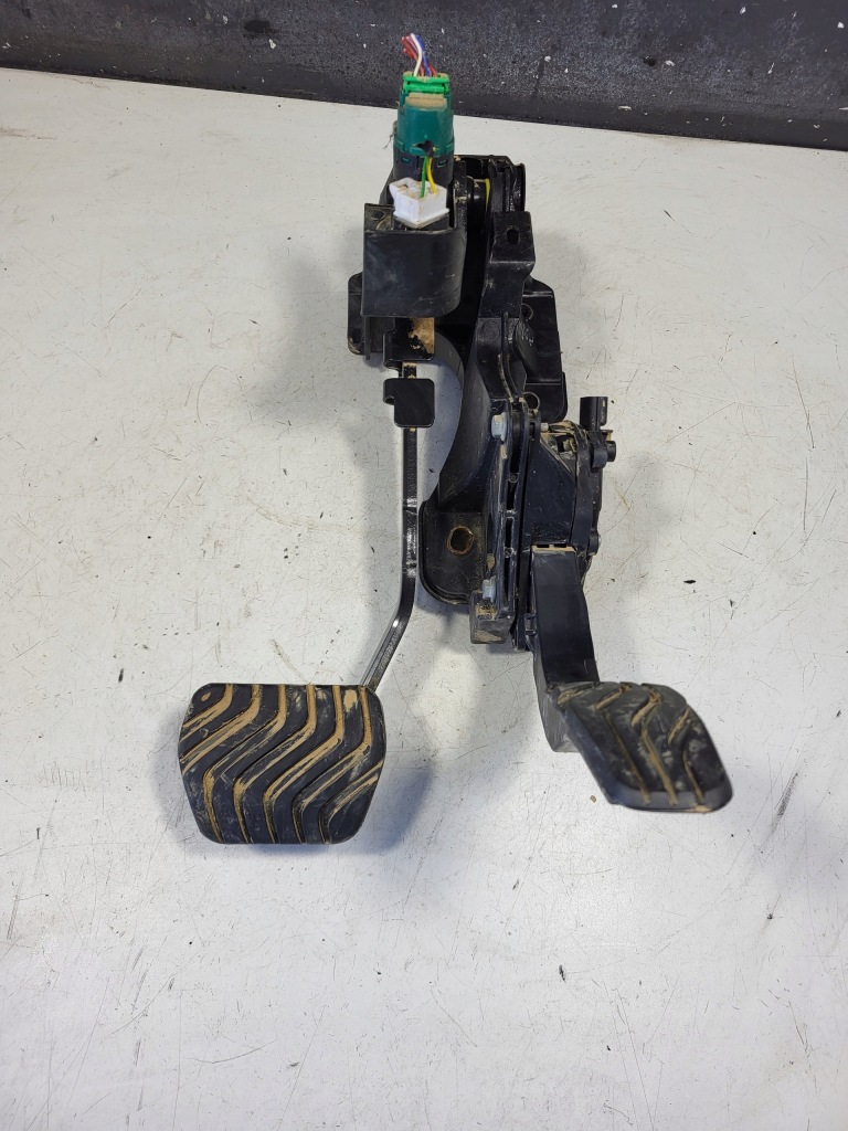 Педаль потенциометр газа renault symbioz 24- 180100879r Цена