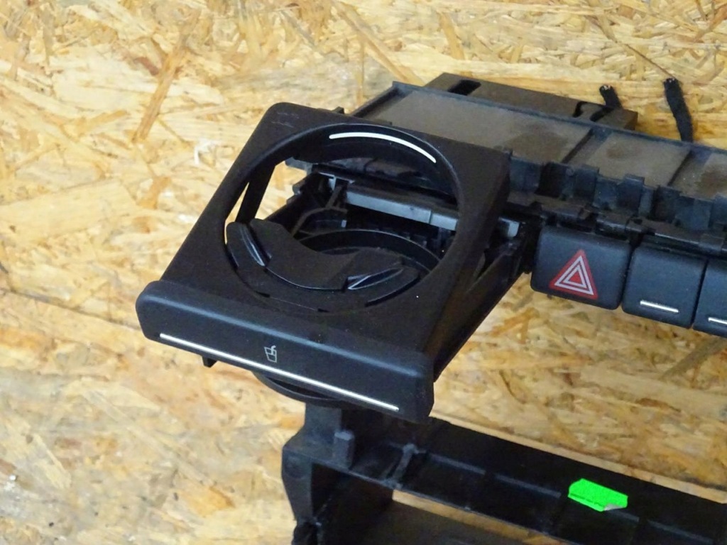 фото №4, Audi a4 b7 рамка кронштейн корзина радио переключатели аварийная 2-din 8e0858005f