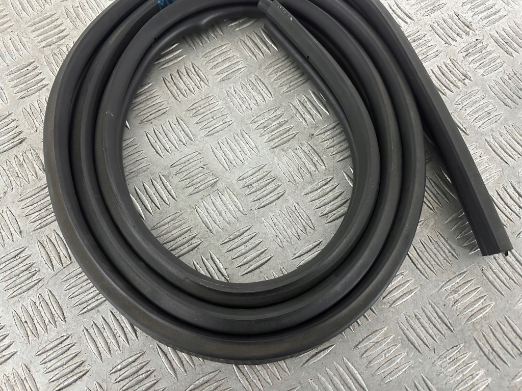 Ford fiesta mk7 прокладка крышки багажника в Украине