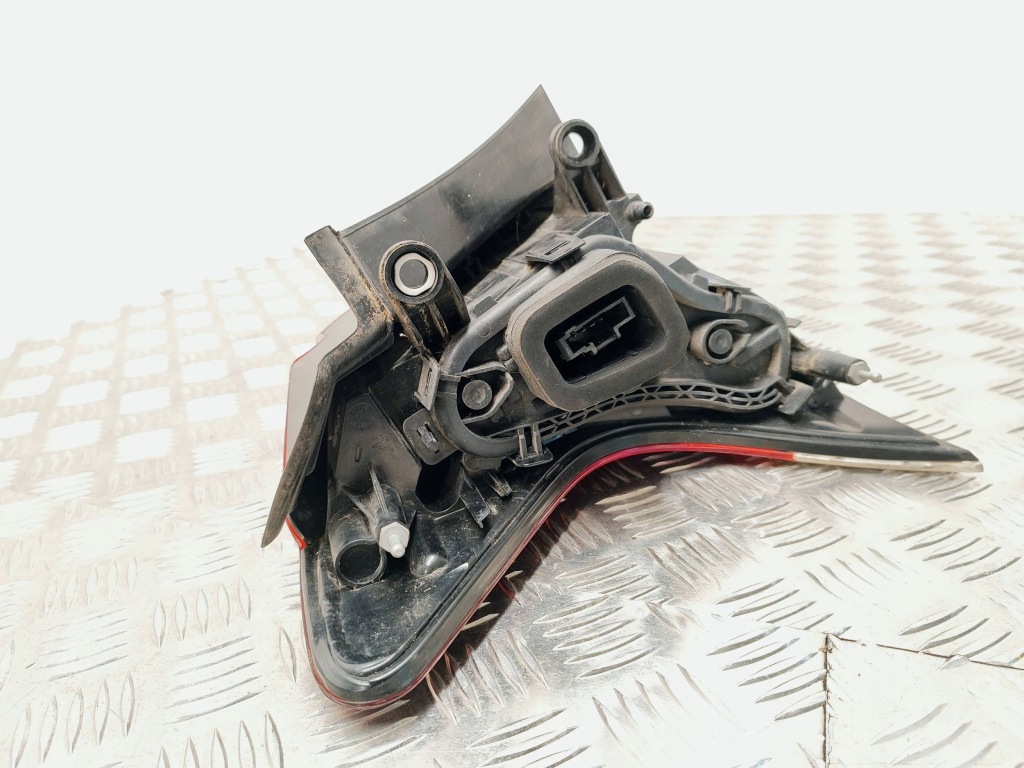 фото №8, Peugeot 3008 i 2015 права сторона лампа задня