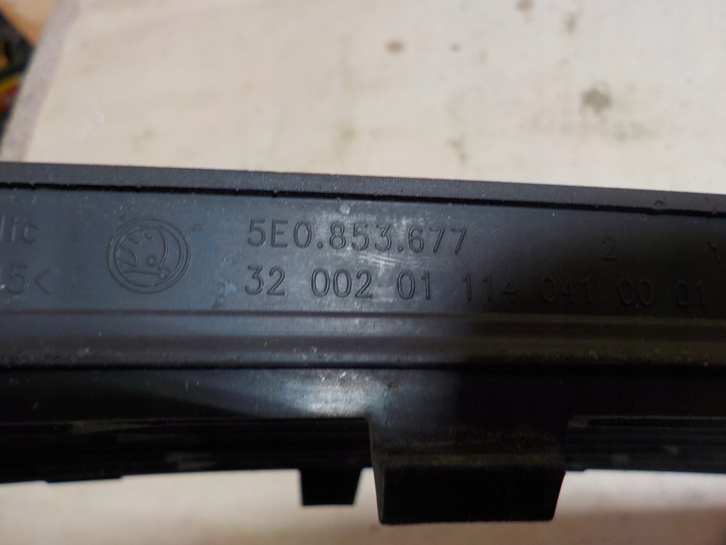 фото №5, Octavia iii решётка средняя бампера 5e0853677