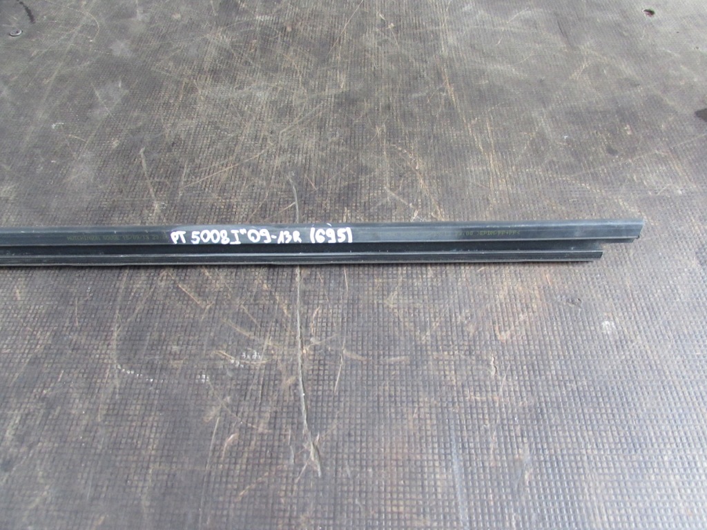 Молдинг накладка правый  задняя peugeot 5008 1 09-13r. с Разборки