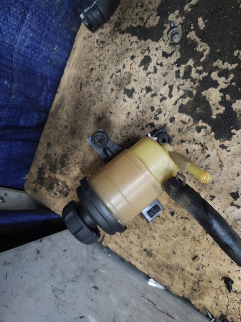 Купити Kia sportage ii 2.0 crdi бачок підсилювача