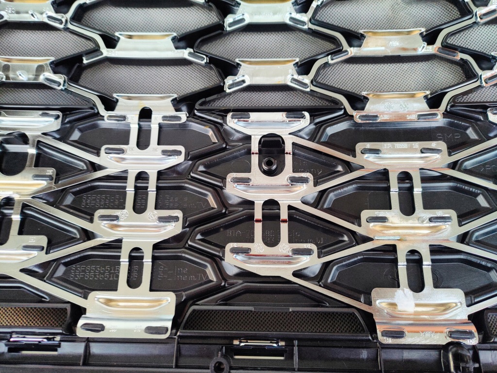 Купити Решітка  решітка радіатора audi q3 83a 83a853651a 83f853651c 83f853651b s-line