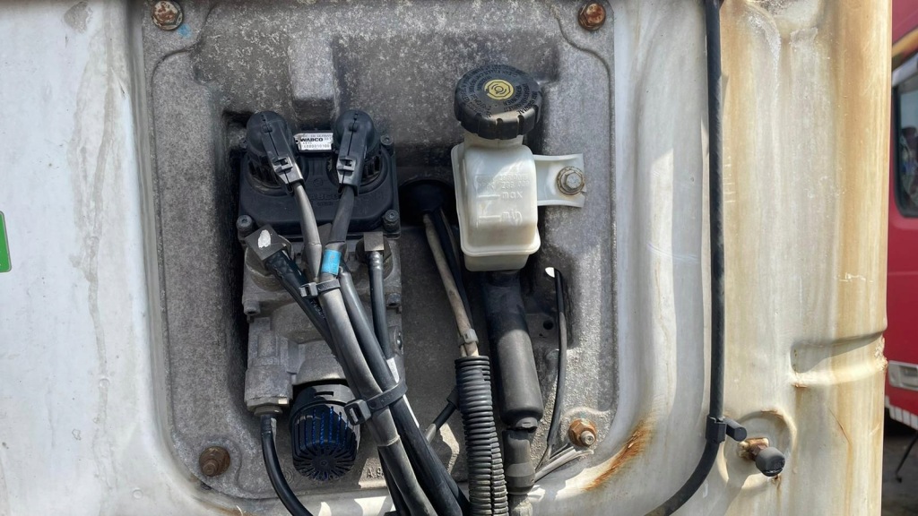 фото №1, Mercedes actros mp2 клапан головний hamulca4800010110