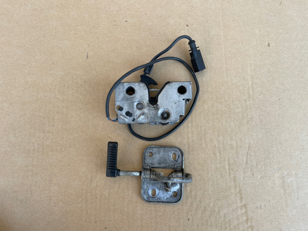 фото №1, Vw up 1s0 замок капот засов 1s0823509e