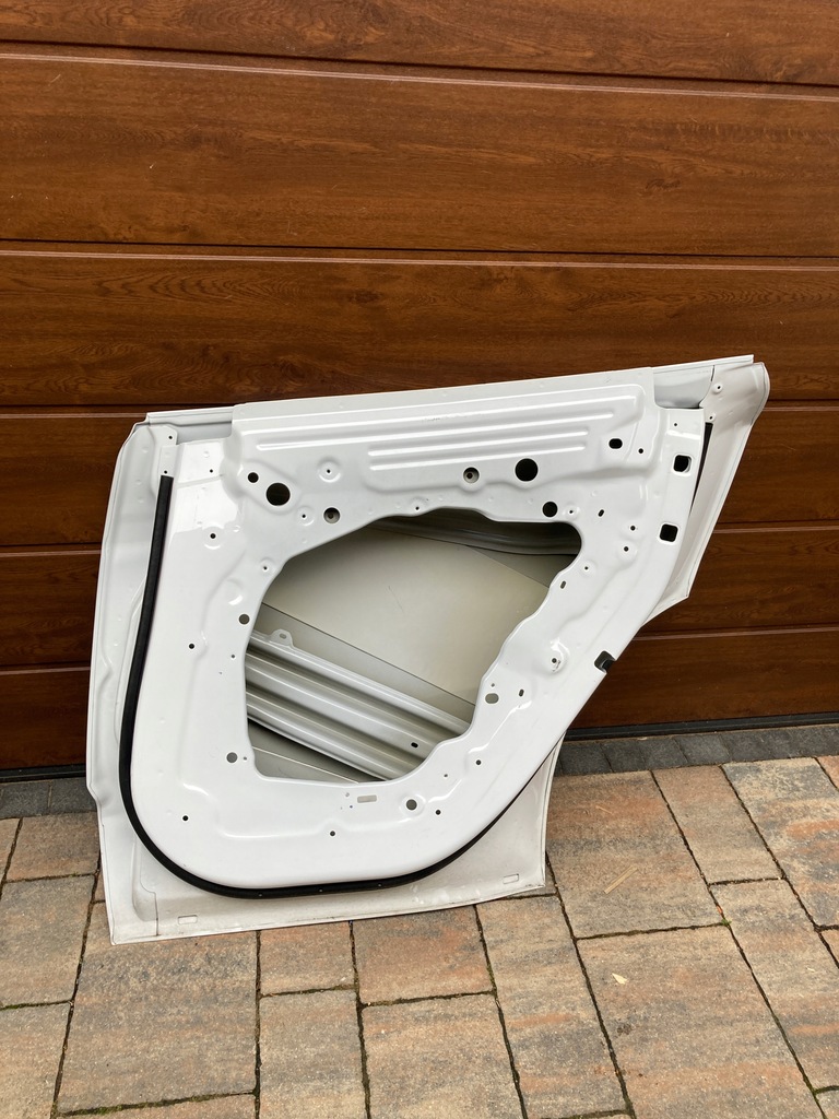 фото №10, Tesla y дверь задние правое orygi.