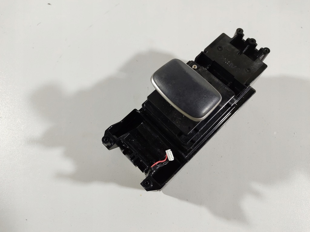 фото №9, Lexus is300h 13r панель керування навігація