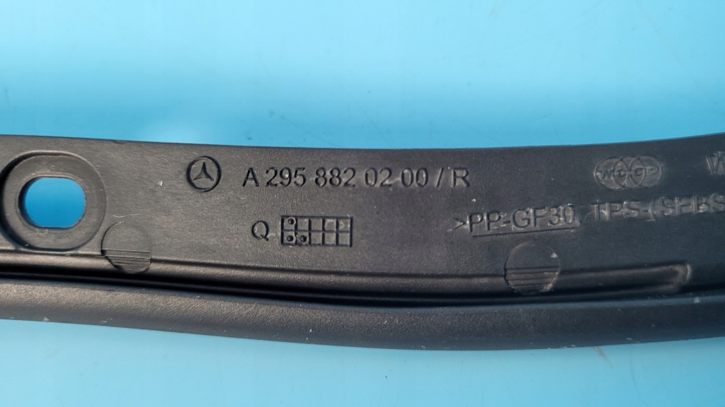 Mercedes eqe 350+ 23r прокладка крила права a2958820200 в Україні