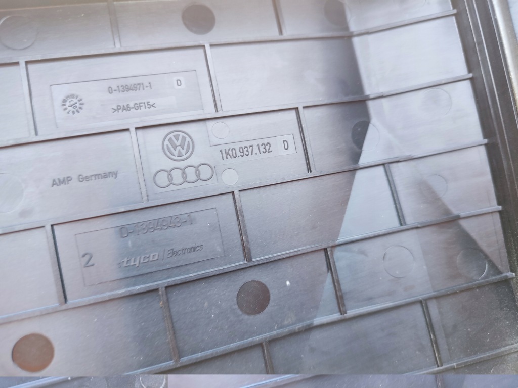 Кришка коробка запобіжників vw audi 1k0937132d Недорого