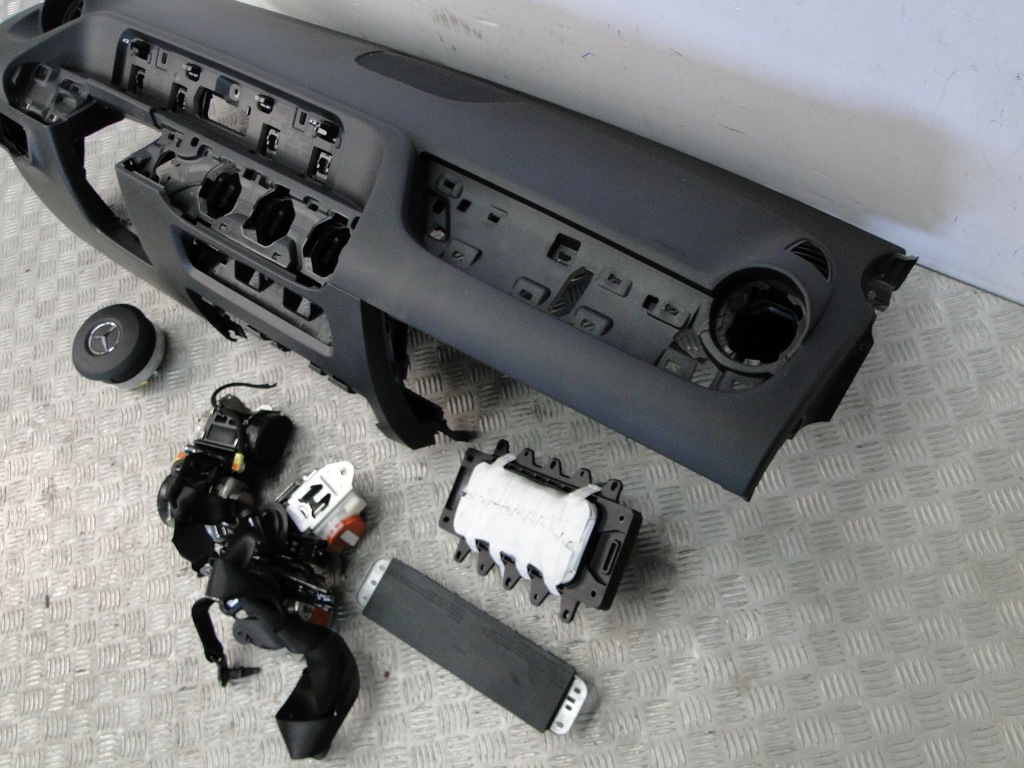 фото №3, Mercedes gla amg h247 приборная панель подушка безопасности ремни orginał !!!!