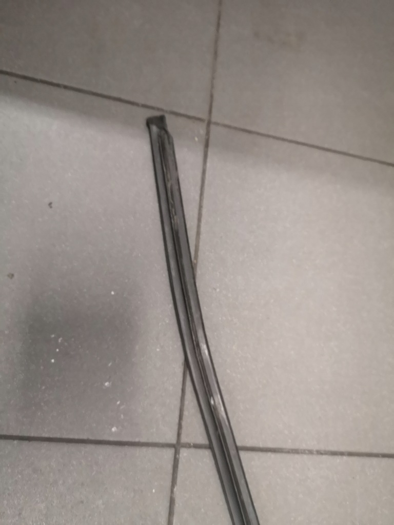 фото №7, Молдинг прокладка стекло правый перед audi a8 d3