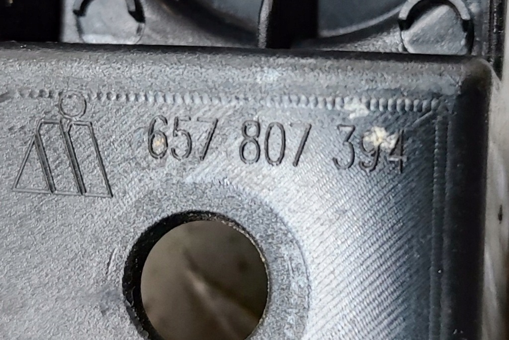 фото №6, Skoda scala задній правий кронштейн бампера 657807394 1.5 бензин 110kw 2021