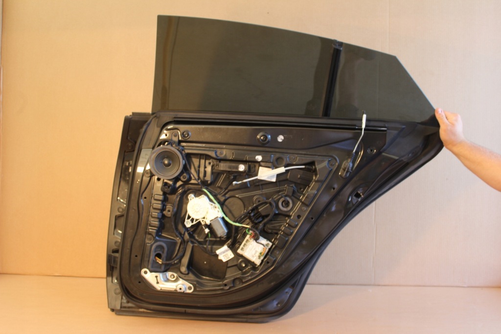 Дверь правое задний  mercedes gt 4-door x290 290 amg с Разборки