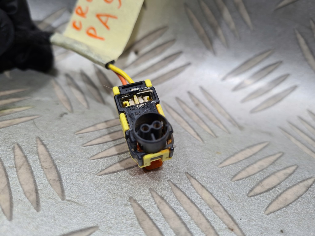 фото №3, Колодка штекер ремней безопасности opel crossland x