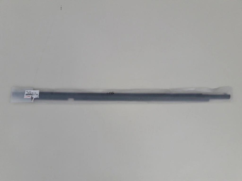 фото №9, Land cruiser 200 v8 молдинг уплотнитель левый задняя