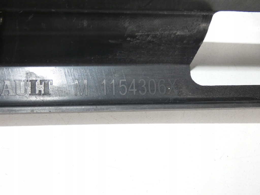 фото №8, Решётка бампера средняя renault zoe przed lift