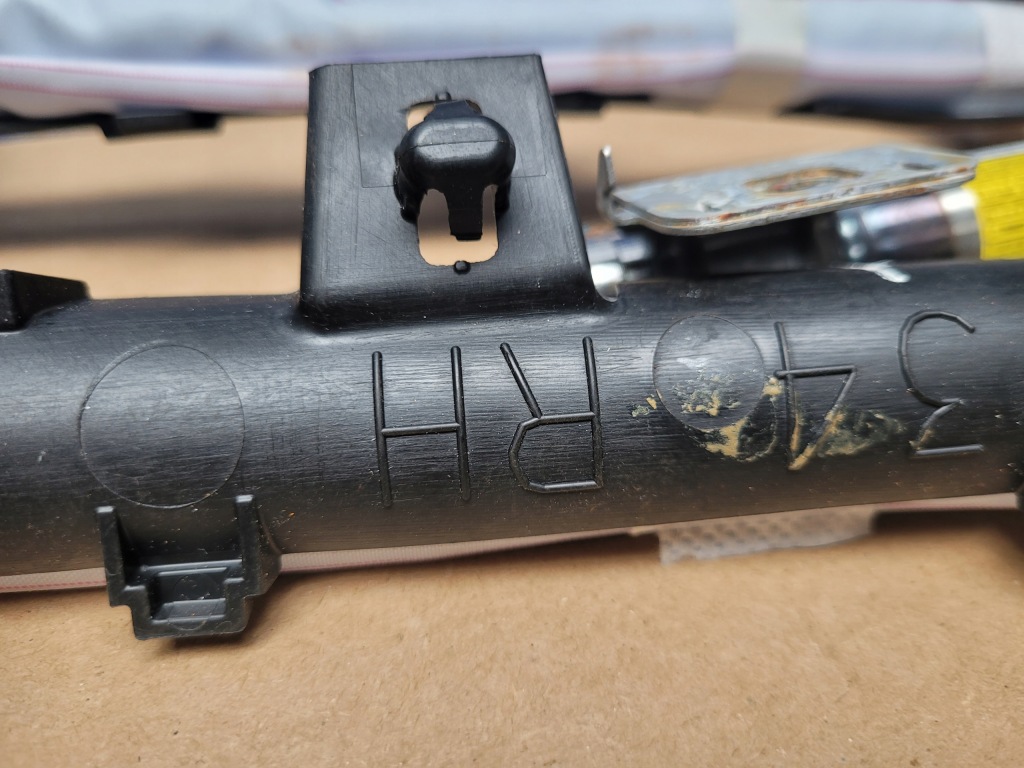 Шторка безопасности правый  auris 2 универсал европа  tg11e01001 0589-p1-000194 с Разборки