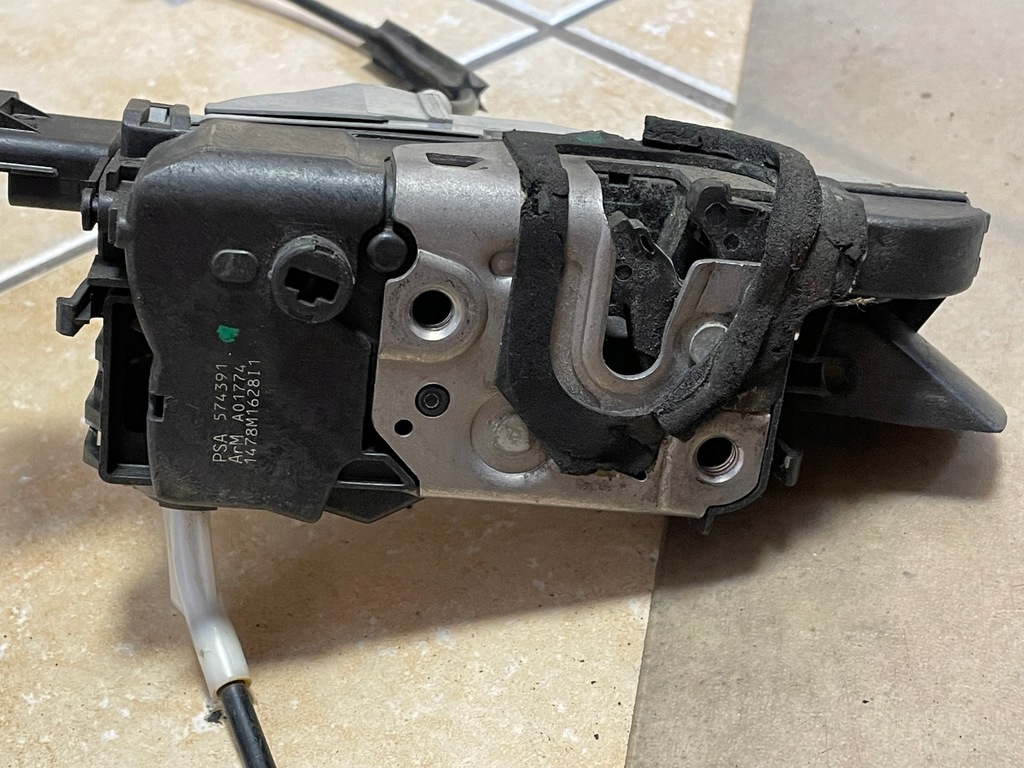 фото №6, Citroen оригинальный номер 9685950277 ручка+ замок+ кронштейн c4