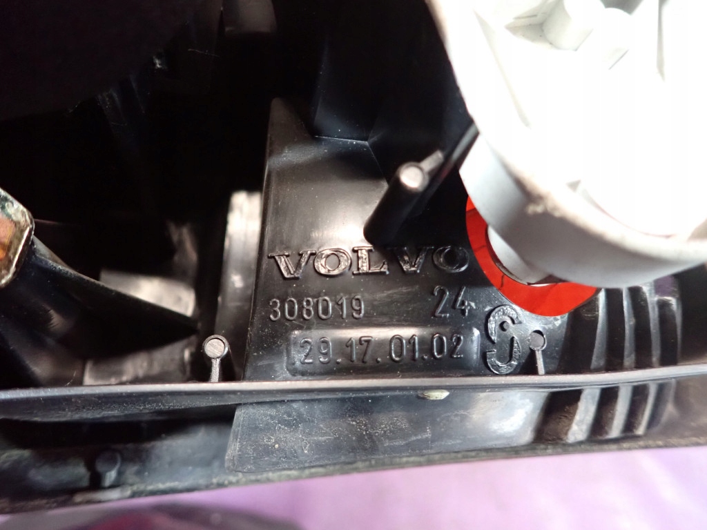 фото №10, Volvo v40 i kombi 96-00 лампа задняя левая с крыла 30801924