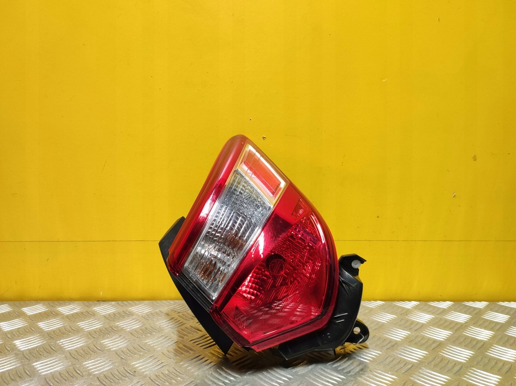 фото №1, Toyota yaris 2017- лампа задня права usa