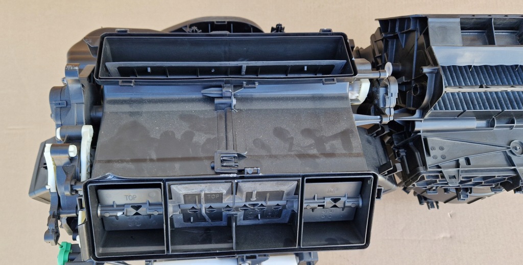 Обігрівач vw audi skoda 5qh816005d оригінал комплект  як нова Недорого