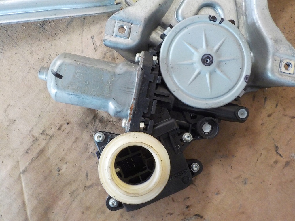 фото №6, Toyota auris 1.3b підйомник скло лівий задня