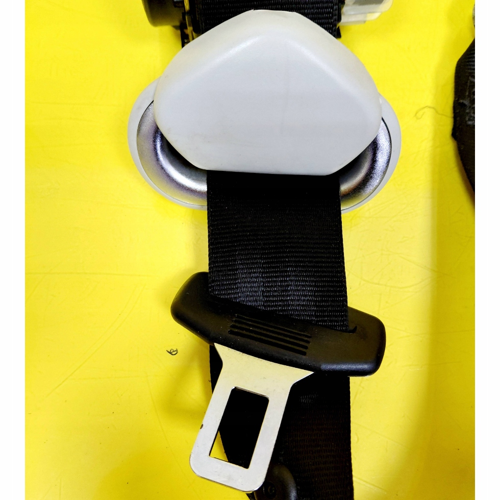 Ремінь безпеки правий задні volkswagen golf iv 3d 0429138 nr1960 Київ