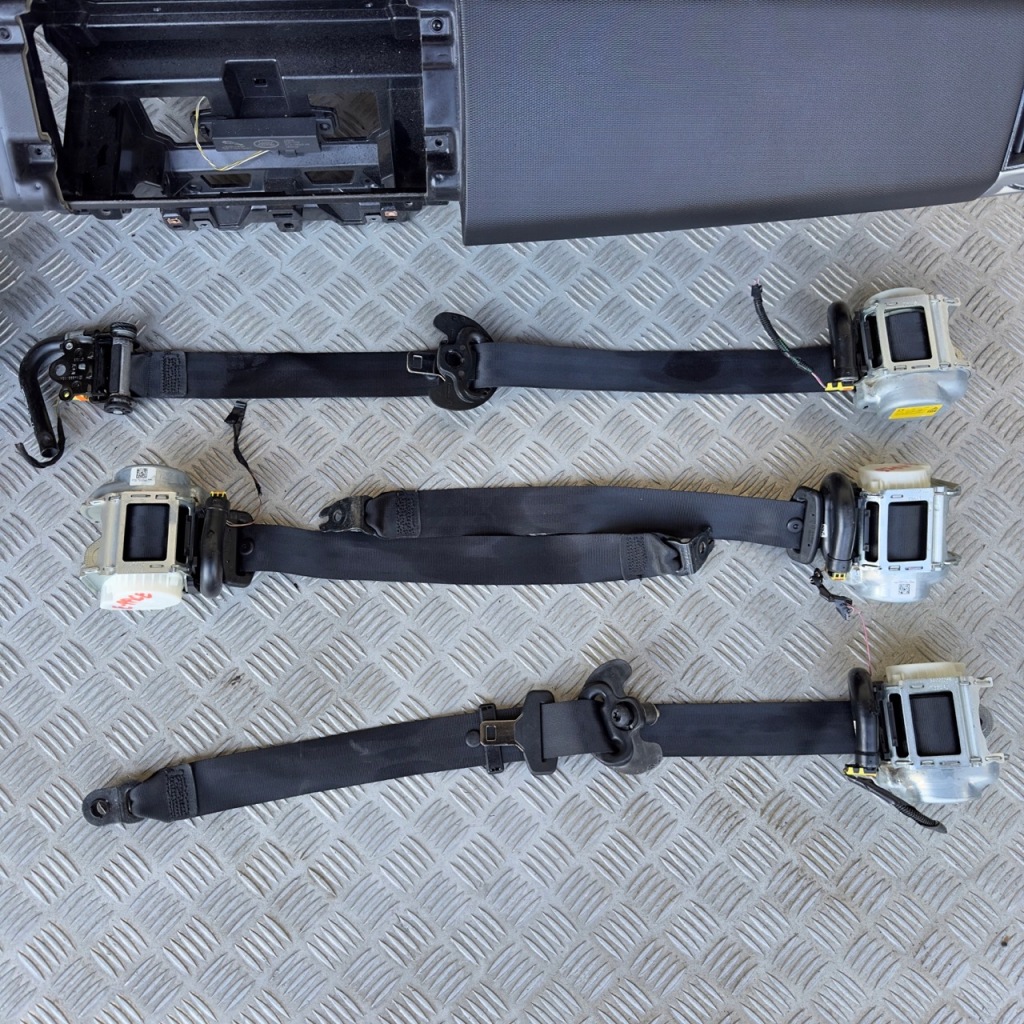 Приборная панель панель  ремни подушка безопасности jaguar e-pace 2017 rok Недорого